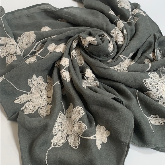 Scraf - Picture 2 of 4